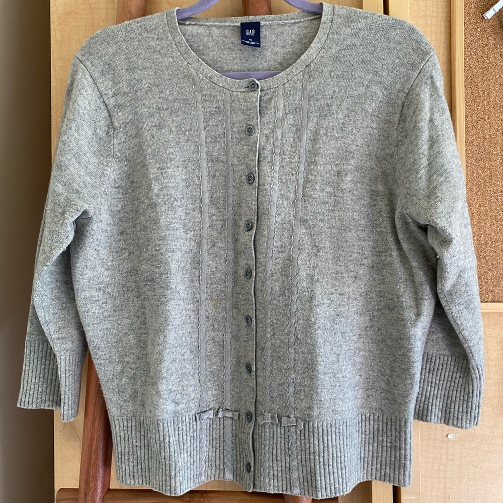 Grey sweater with cute ribbon detailing